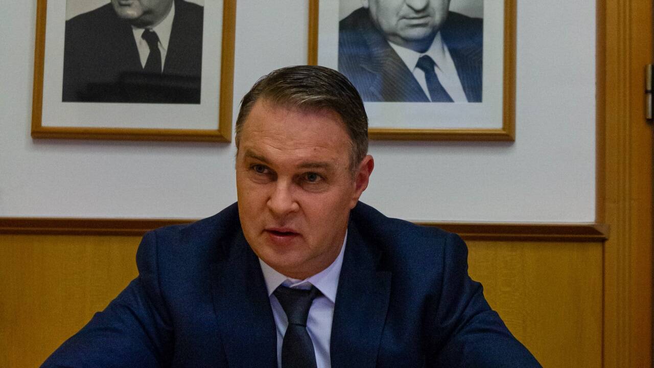 Andreas Babler in seinem Büro vor den Fotos früherer SPÖ-Chefs. 