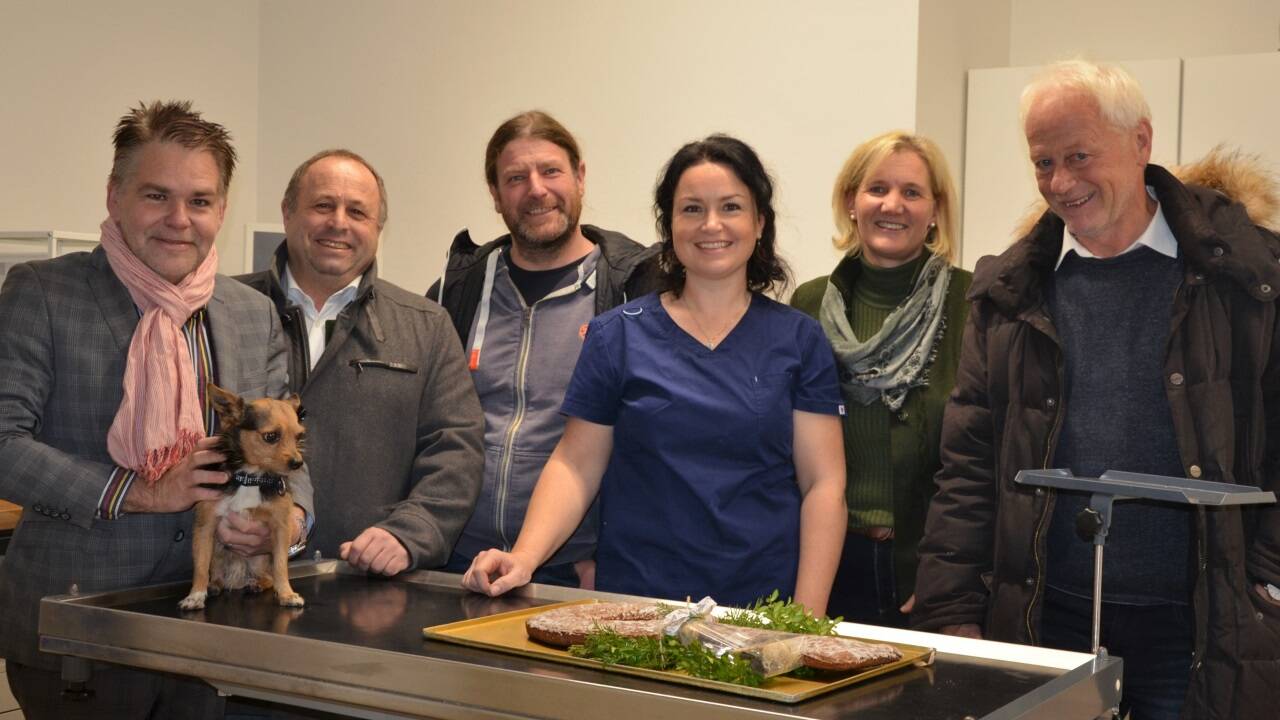Von links nach rechts: Amtsleiter Wolfgang Schnöll, Bürgermeister Markus Viehhauser, Vizebürgermeister Heinz Van Dooren, Tierärztin Katrin Laubichler, Gemeinderätin Heidi Huber und Josef Berger von der Gemeinde Bad Hofgastein bei der Eröffnung der Ordination. Von links nach rechts: Amtsleiter Wolfgang Schnöll, Bürgermeister Markus Viehhauser, Vizebürgermeister Heinz Van Dooren, Tierärztin Katrin Laubichler, Gemeinderätin Heidi Huber und Josef Berger von der Gemeinde Bad Hofgastein bei der Eröffnung der Ordination.