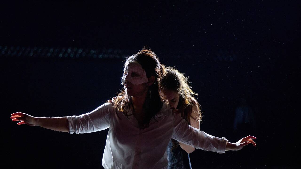 Premierenbesetzung: Agnes Hyunjin Kim als Romeo, Nikolett Mráz als Giulietta 
