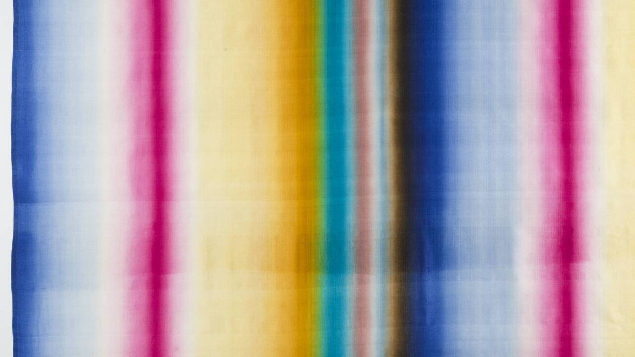Spielen mit Form und Farbe und damit einen Raum schaffen, wo sonst nur Fläche ist: Dagobert Peches seidene Stoffbahn „Regenbogen“ aus dem Jahr 1919.  