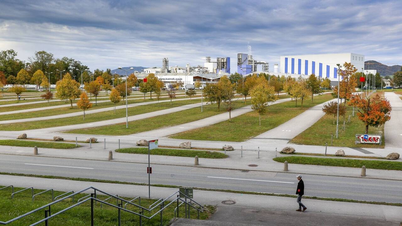 Die 1,5 Hektar große Fläche erhält 4500 PV-Module, quasi als ein riesiges Solar-Carport.   Die 1,5 Hektar große Fläche erhält 4500 PV-Module, quasi als ein riesiges Solar-Carport.