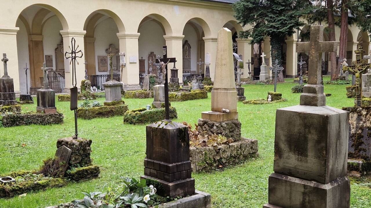 Beim Friedhof St. Sebastian mischen sich alte Erdgräber und neue Urnengräber. Beim Friedhof St. Sebastian mischen sich alte Erdgräber und neue Urnengräber.