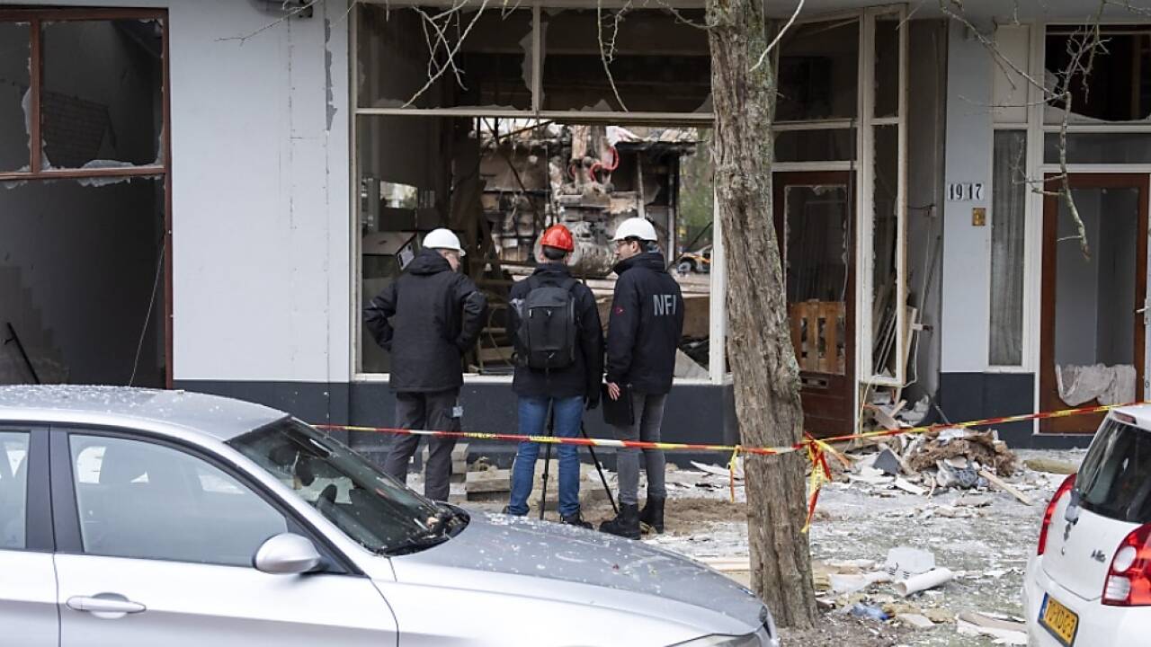 Ermittler vor dem zerstörten Gebäude am Tarwekamp  Ermittler vor dem zerstörten Gebäude am Tarwekamp