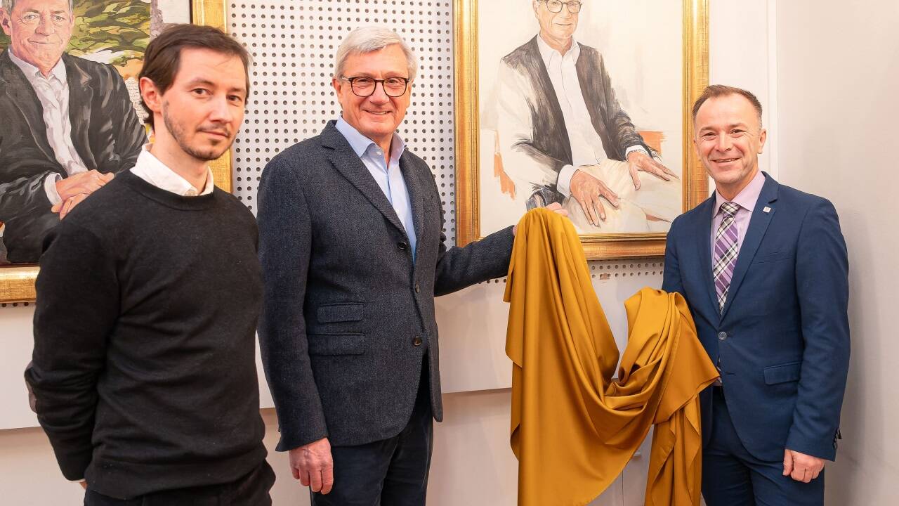 Ex-Bürgermeister Harald Preuner mit seinem Porträt von Künstler David Eisl sowie mit dem amtierenden Stadtchef Bernhard Auinger.   Ex-Bürgermeister Harald Preuner mit seinem Porträt von Künstler David Eisl sowie mit dem amtierenden Stadtchef Bernhard Auinger.