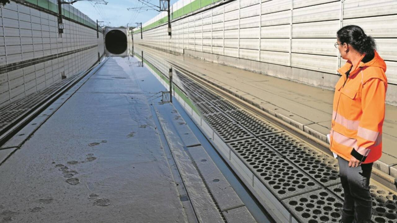  Seit Mitte September war die Strecke in Folge der schweren Unwetter gesperrt. ÖBB-Infrastruktur-Vorständin Judith Engel begutachtete damals beim Ostportal Atzenbrugger Tunnel in Niederösterreich die Schäden. 