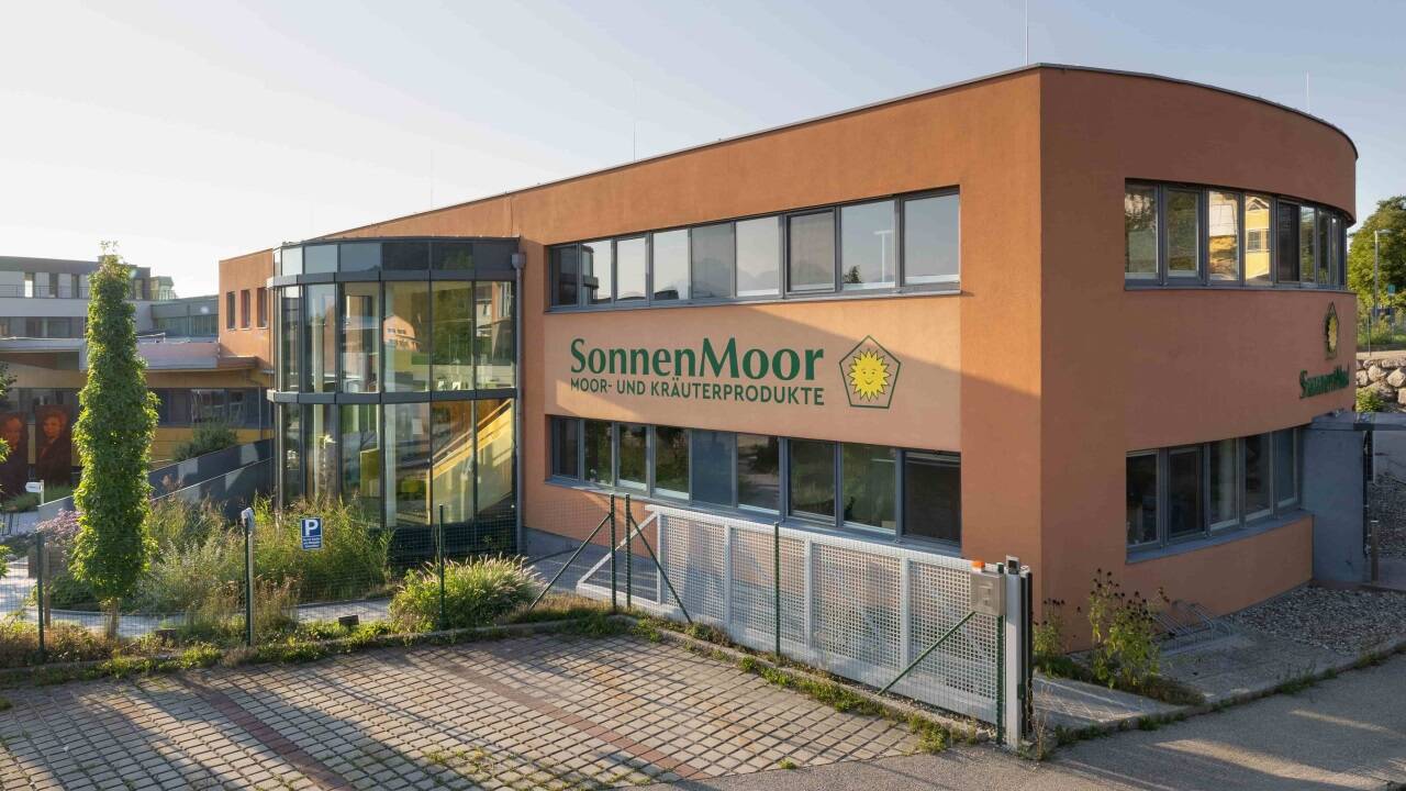 Die SonnenMoor GmbH mit Sitz in Anthering beschäftigt 58 Mitarbeiterinnen und Mitarbeiter.   Die SonnenMoor GmbH mit Sitz in Anthering beschäftigt 58 Mitarbeiterinnen und Mitarbeiter.