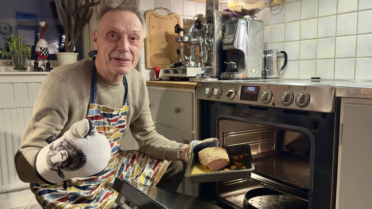 Helmut Steuer hat den Schinken mit einer Paste aus Senf, Eigelb, Brösel und Butter eingerieben.  Helmut Steuer hat den Schinken mit einer Paste aus Senf, Eigelb, Brösel und Butter eingerieben.
