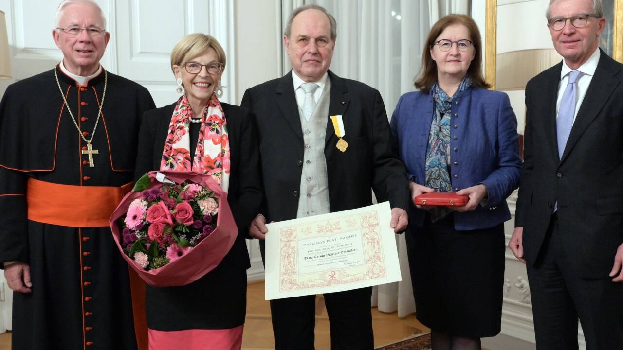 Erzbischof Franz Lackner, Ehefrau Christine und Karl Edtstadler, Ordinariatskanzlerin Elisabeth Kandler-Mayr, Landeshauptmann Wilfried Haslauer eds/Naghsi  