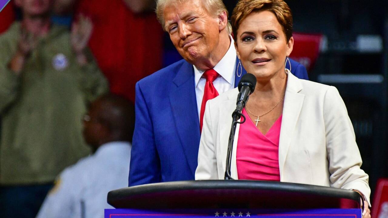 Kari Lake - im Bild mit Donald Trump - hat bereits für einen Senatssitz der Republikaner kandidiert.  