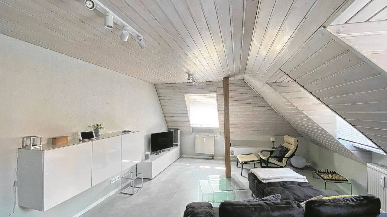 Die Holzdecke erhält einen neuen Farbanstrich, wirkt dadurch heller und passt zum weißen Mobiliar. 