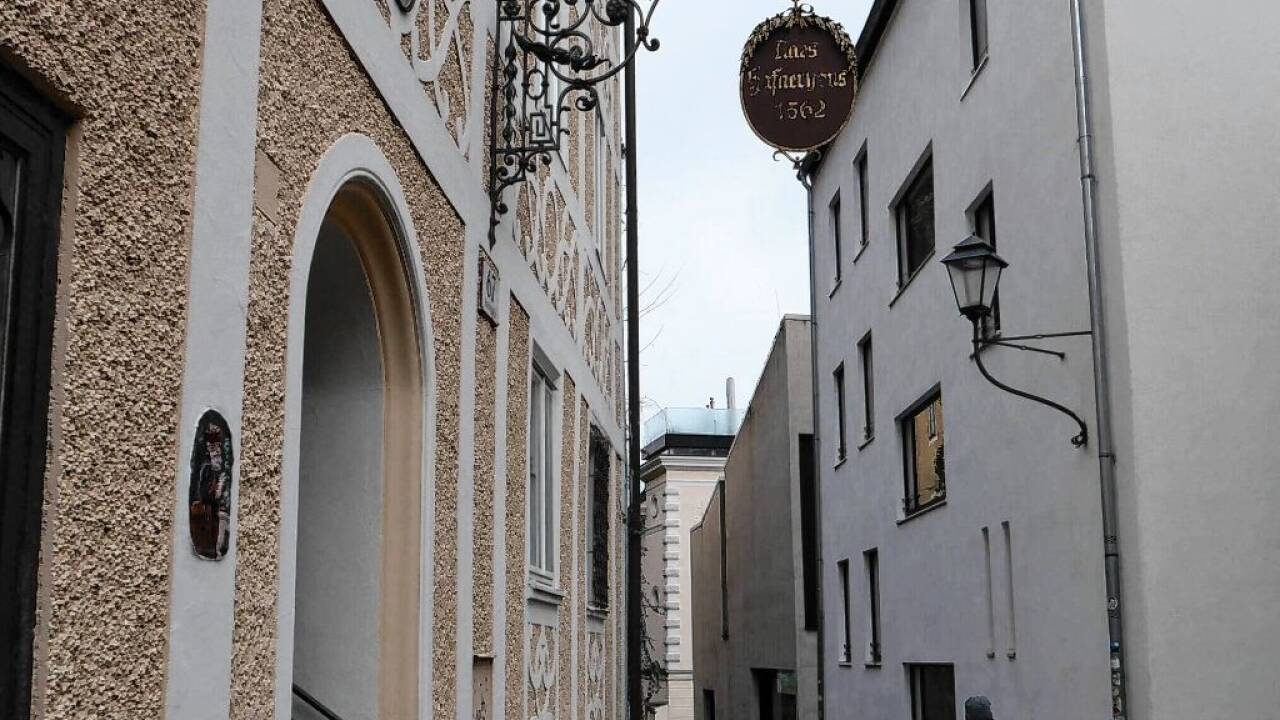 Das Haus in der Steingasse 67 in der Rechten Salzburger Altstadt.  