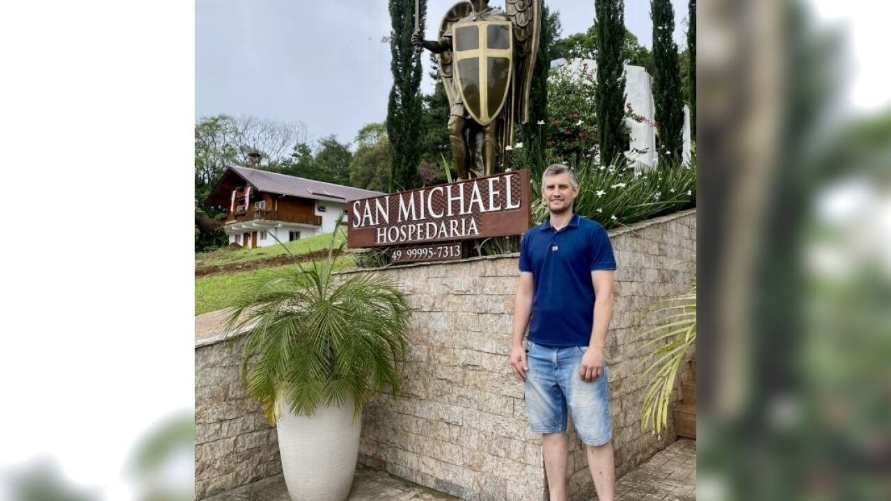 Conrado Michael Moser stolz vor seiner Pension, der Hospedaria San Michael. 