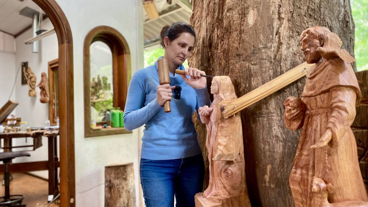 Aus feinem Zedernholz schnitzt Ingrid Thaler ihre Figuren. 
