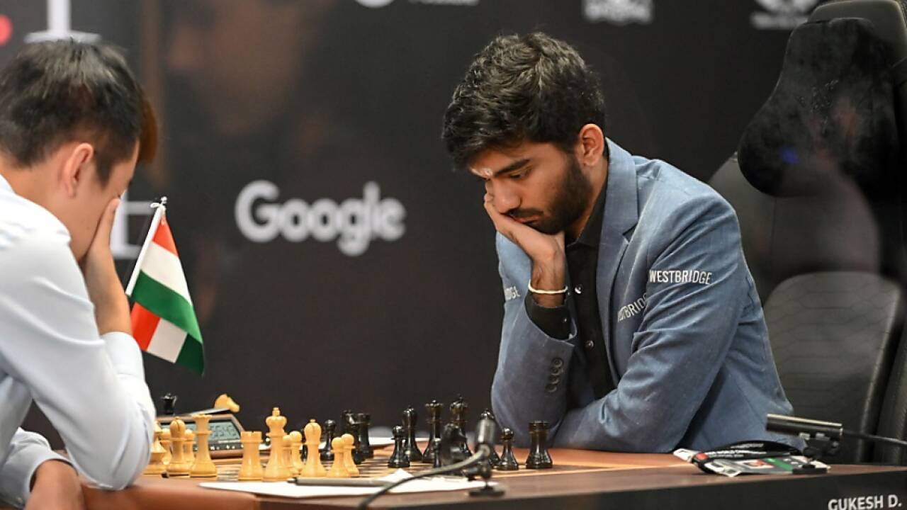 Gukesh (r.) bezwang den Chinesen Ding Liren 