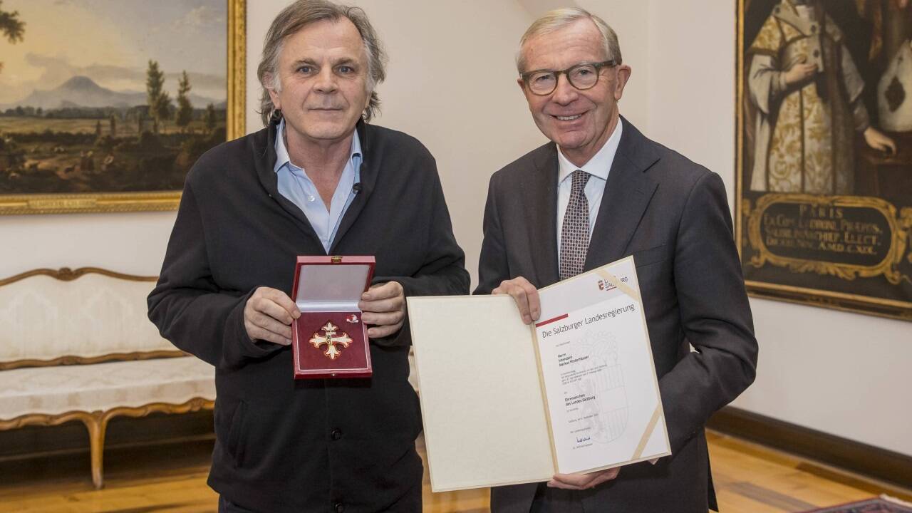 Starke Achse zwischen Intendant und Landeshauptmann: Wilfried Haslauer (rechts) verlieh am 6. Dezember das Ehrenzeichen des Landes an Markus Hinterhäuser.  