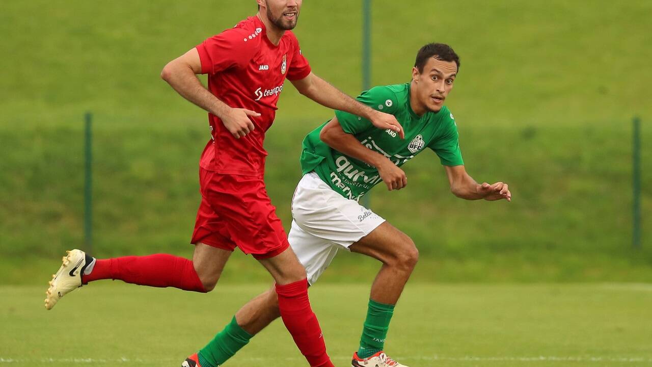 Salzburger-Liga-Spieler Ranko Gigic (rechts) verlässt Hallein. 