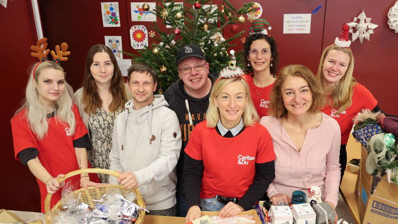 Vorne von links: Vanessa Schrefler, Sozialarbeiterin Kristina Widerin, Christian Rozok, Norbert, Huber, Gabriele Füssl und Schulleiterin Johanna Harb. Hinten Katharina Ramsauer und Christina Rieder. Vorne von links: Vanessa Schrefler, Sozialarbeiterin Kristina Widerin, Christian Rozok, Norbert, Huber, Gabriele Füssl und Schulleiterin Johanna Harb. Hinten Katharina Ramsauer und Christina Rieder.