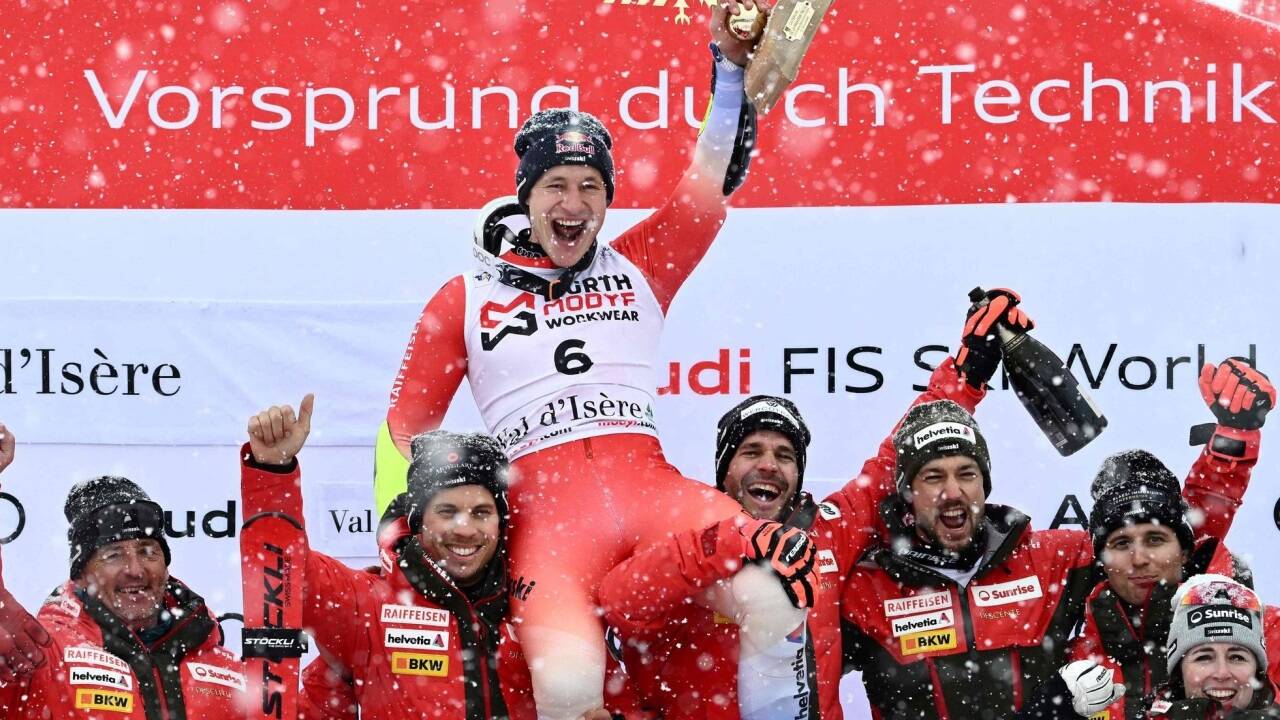 Marco Odermatt ließ sich von seinem Team feiern  Marco Odermatt ließ sich von seinem Team feiern