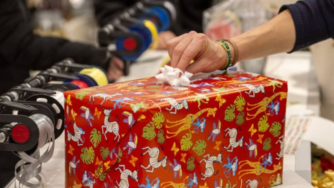 Weihnachtspackerl wird bereit gemacht 