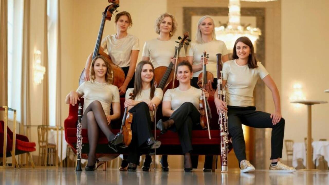 Ein Ensemble mit nur weiblichen Mitgliedern der Wiener Philharmoniker 