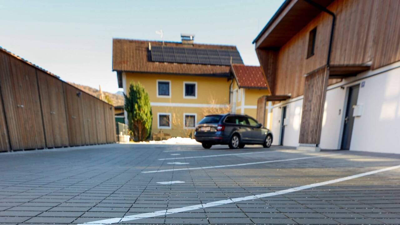 Bis zu vier Parkplätze pro Wohnung haben einzelne Gemeinden den Bauwerbern vorgeschrieben. Damit soll nun Schluss sein.  