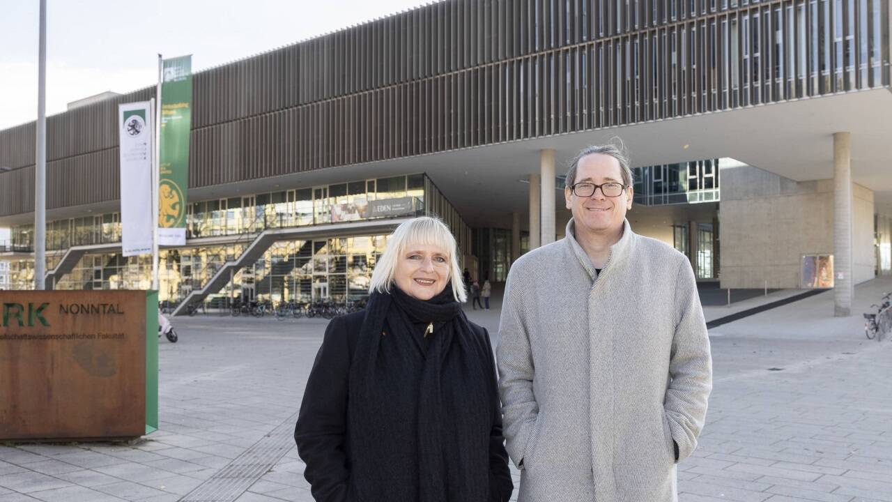 Gabi Freischlager und Stefan Netsch haben den „Architekturführer Salzburg“ verfasst, in dem auch der Unipark Nonntal ausführlich beschrieben wird.   Gabi Freischlager und Stefan Netsch haben den „Architekturführer Salzburg“ verfasst, in dem auch der Unipark Nonntal ausführlich beschrieben wird.