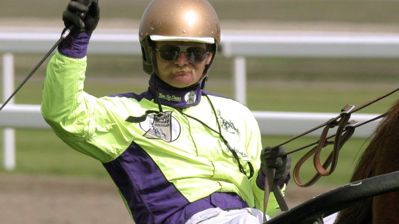 Traber Gerhard Mayr mit dem begehrten Gold-Helm als Champion. 