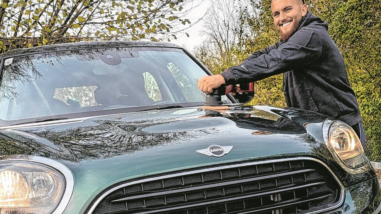 Eduard Krasniqi, ein erfahrener Profi in Sachen Autopflege, führt mit seinem Team eine moderne Waschanlage in Anif und weiß genau, worauf es ankommt.  
