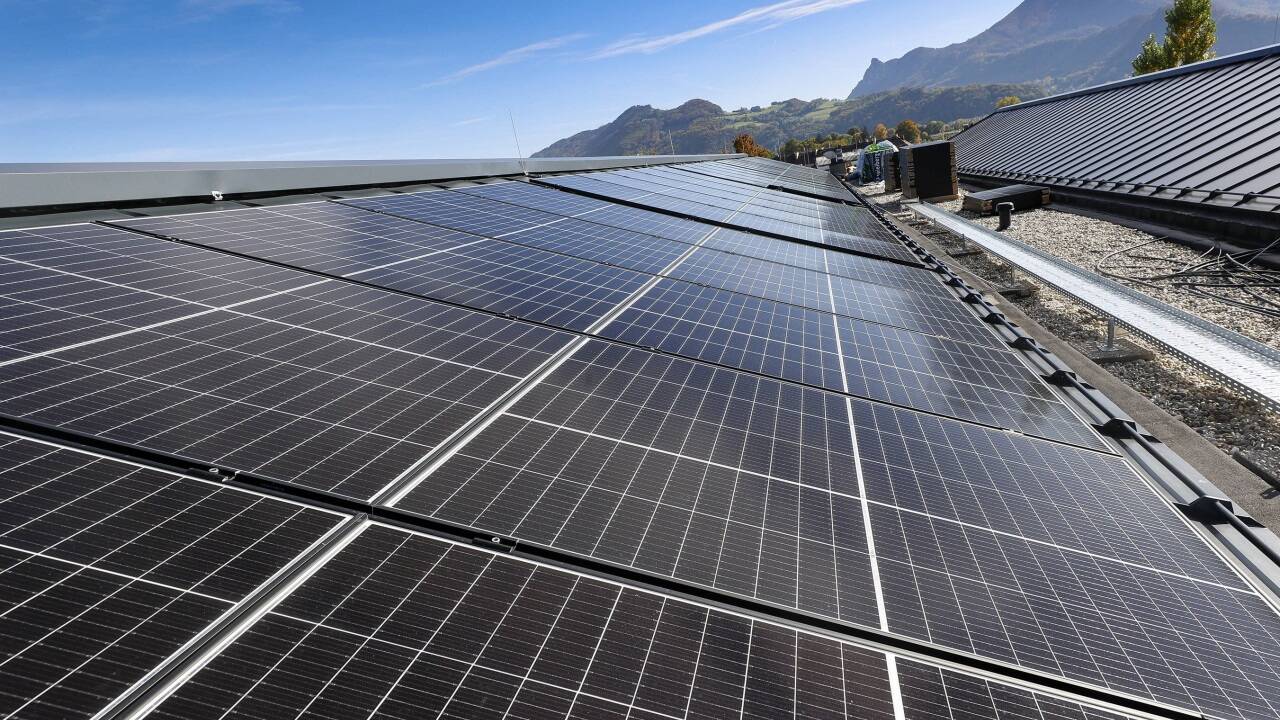 Eine Studie an der MedUni Wien hat untersucht, wie sich Witterungseinflüsse auf die Beständigkeit von Dünnschicht-Photovoltaikmodulen auswirken.  