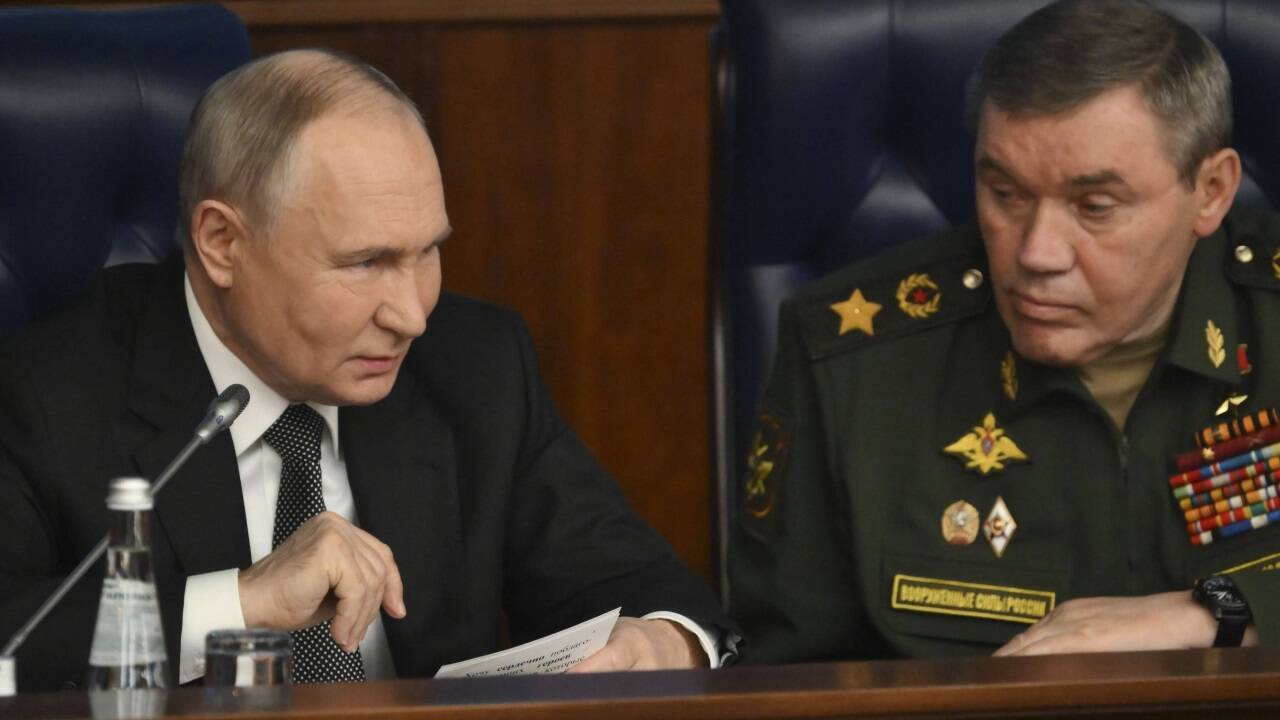 Der russische Präsident Putin berät sich mit Generalstabschef Valery Gerasimow.  