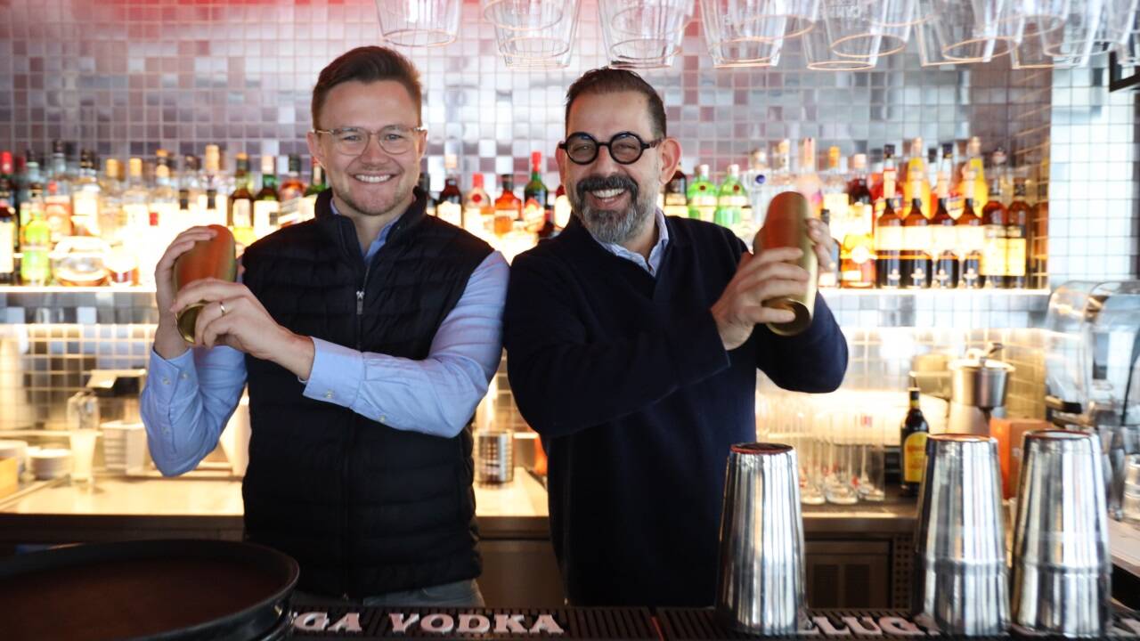 Philipp Kennedy und Geschäftsleiter Emin Altinay mixen Cocktails im Good Gastein.  