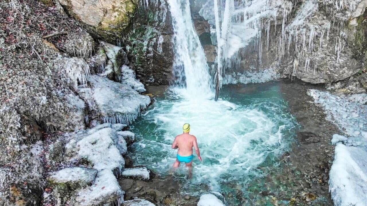 Eiskaltes Vergnügen: Hansjörg Ransmayr bei einem Bad im Wasserfall bei Bischofshofen.  Eiskaltes Vergnügen: Hansjörg Ransmayr bei einem Bad im Wasserfall bei Bischofshofen.