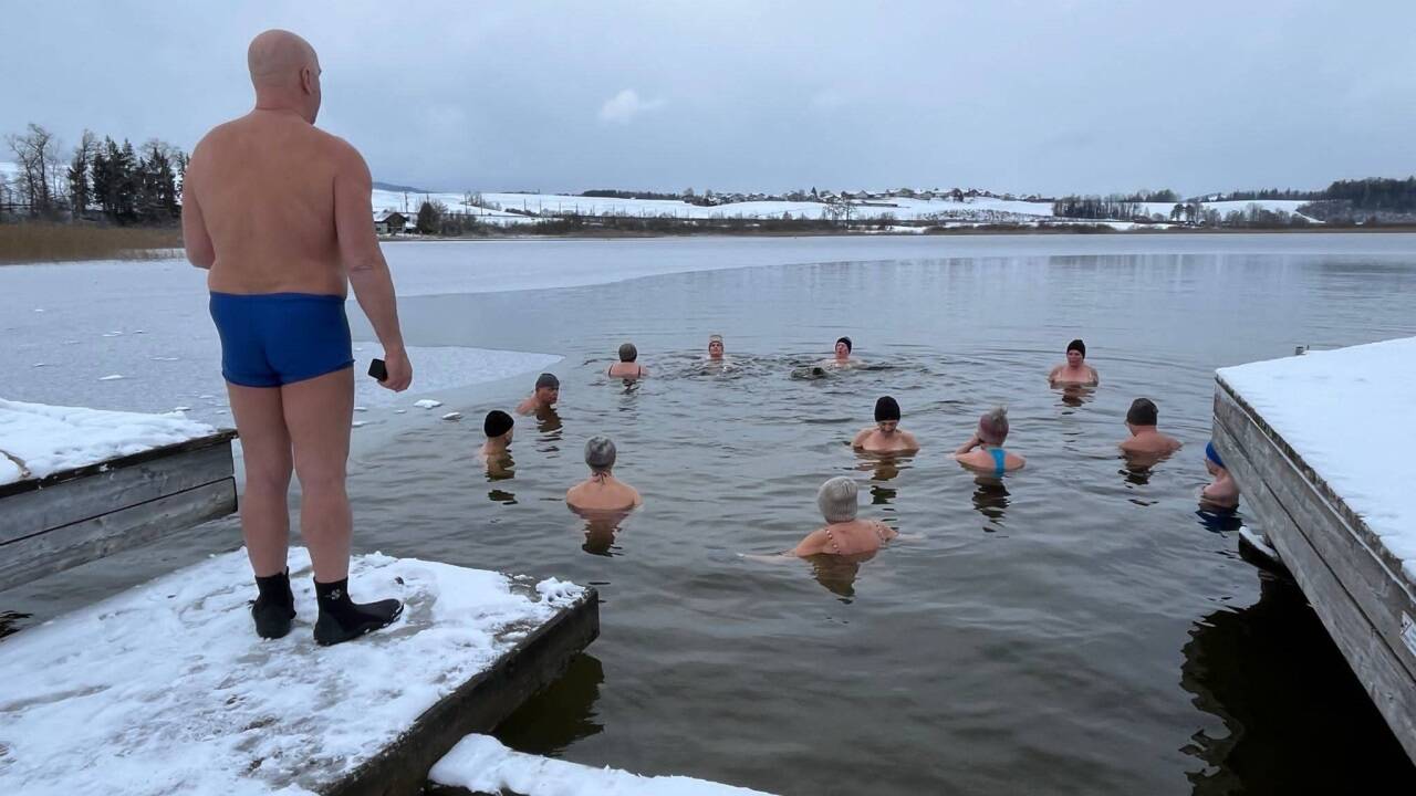 Hansjörg Ransmayr beim Strandbad in Seekirchen mit einem Kurs zum Eisschwimmen.  Hansjörg Ransmayr beim Strandbad in Seekirchen mit einem Kurs zum Eisschwimmen.