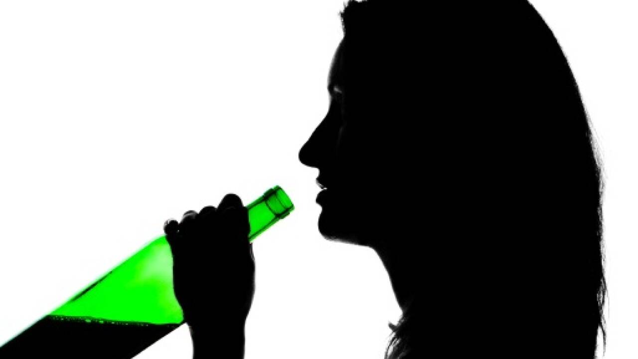 In der Schwangerschaft sollte Alkohol tabu sein (Symbolbild).  