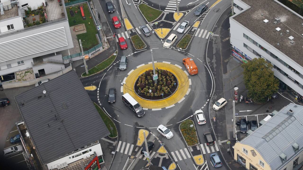 Die alte Zeugstätte am Hans-Schmid-Platz in Maxglan ist vorn rechts im Bild.  