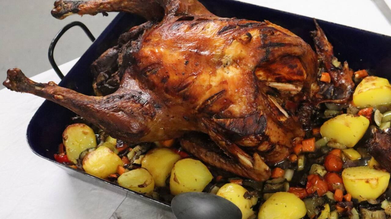 Ob Gansl, Karpfen oder Geschenkkörbe: Bäuerliche Direktvermarkter profitieren vom Weihnachtsgeschäft. Ob Gansl, Karpfen oder Geschenkkörbe: Bäuerliche Direktvermarkter profitieren vom Weihnachtsgeschäft.