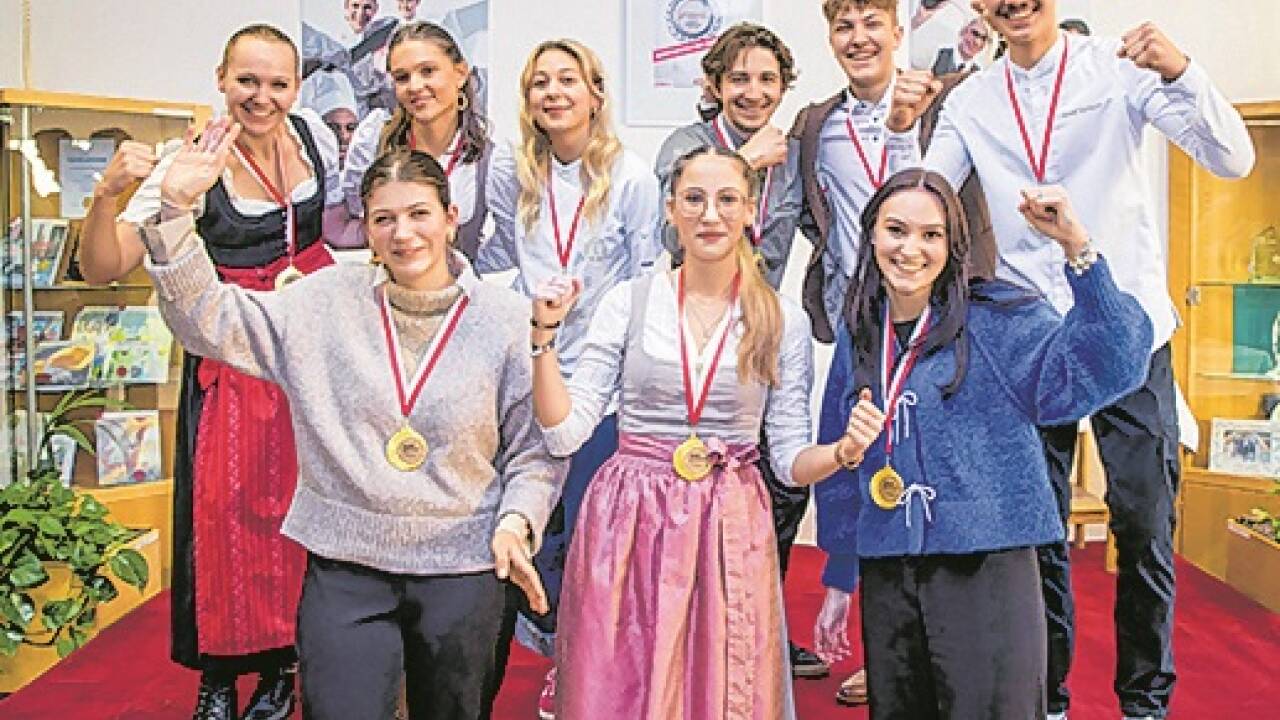 Die Sieger des Landeswettbewerbs für touristische Lehrberufe, die Salzburg bei den Staatsmeisterschaften 2025 in Kärnten vertreten werden. 1. Reihe (v. l.): Maya Nussbaumer, Michelle Kohlmayr, Nicole Hessel. 2. Reihe (v. l.): Natalie Sperl, Elena Jenisch, Katharina Aichhorn, Alex Ranggetiner, Anton Santner und Josef Leitner.  