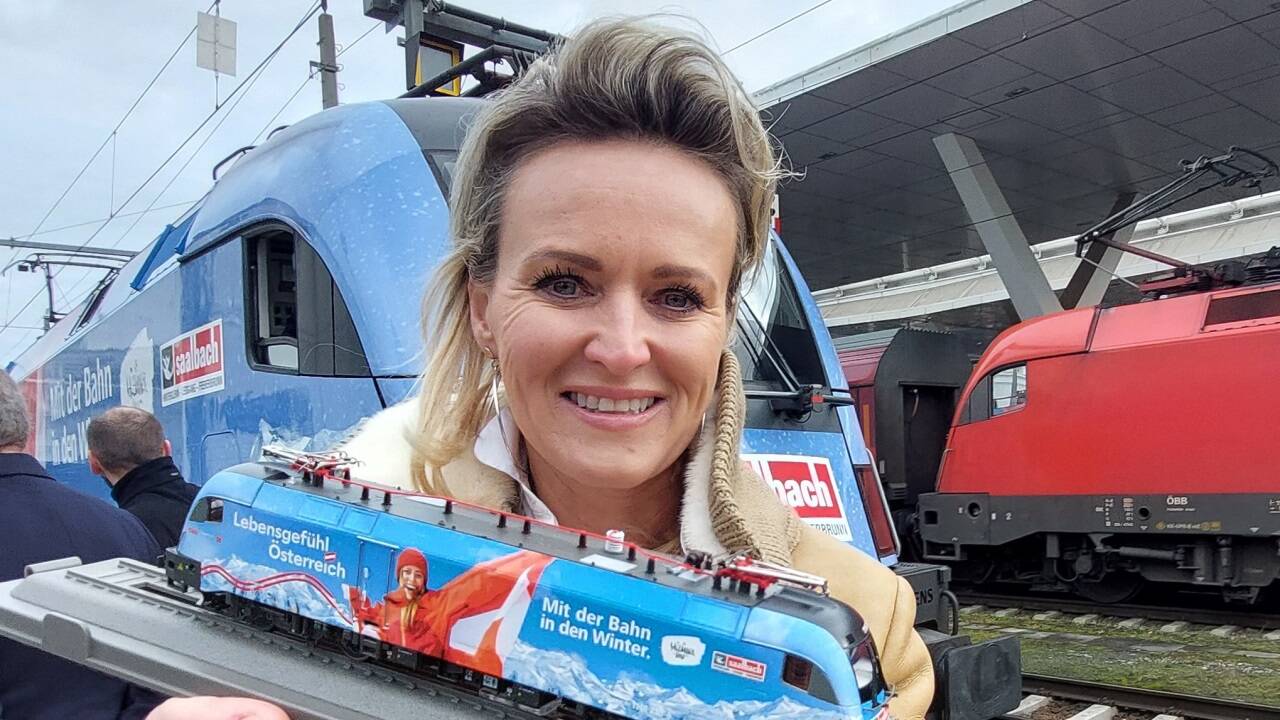 Zugpferd: Ski-Doppelweltmeisterin Alexandra Meissnitzer mit einem Modell der frisch lackierten WM-Lokomotive.  Zugpferd: Ski-Doppelweltmeisterin Alexandra Meissnitzer mit einem Modell der frisch lackierten WM-Lokomotive.