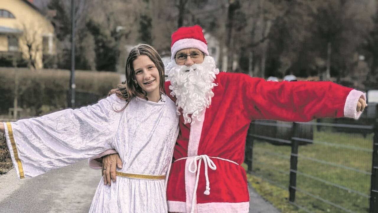 Johannes Damisch als Weihnachtsmann fliegt mit Tochter Julia als Christkind per Paragleiter vom Gaisberg nach Guggenthal. 