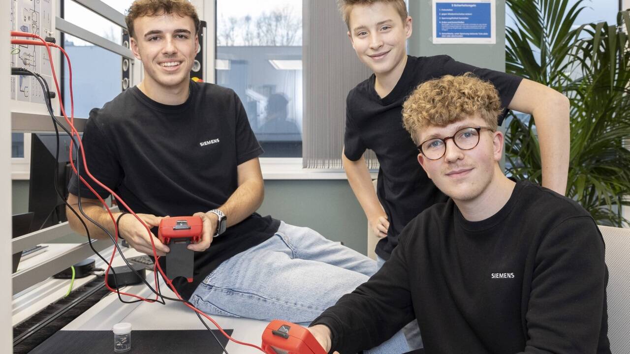 Absolvieren bei Siemens in Salzburg eine Ausbildung zum Elektrotechniker (v.l.): Dominik Podlipnig, Manuel Schmidhuber und Tobias Baumann. 