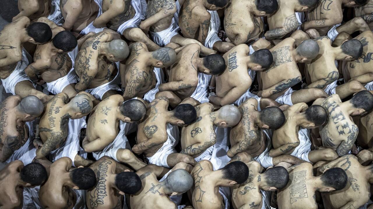 2022 ließ Präsident Bukele ein Hochsicherheitsgefängnis bauen. Die Bilder der jungen Inhaftierten ließ er zur Abschreckung um die Welt gehen. 2022 ließ Präsident Bukele ein Hochsicherheitsgefängnis bauen. Die Bilder der jungen Inhaftierten ließ er zur Abschreckung um die Welt gehen.