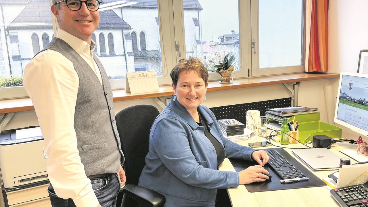 Bürgermeisterin Andrea Pabinger und Amtsleiter David Oberascher sind vom KI-Einsatz in der GEM2GO-App überzeugt. Er verbessert den Zugang der Bürgerinnen und Bürger zu Gemeindeinformationen.  Bürgermeisterin Andrea Pabinger und Amtsleiter David Oberascher sind vom KI-Einsatz in der GEM2GO-App überzeugt. Er verbessert den Zugang der Bürgerinnen und Bürger zu Gemeindeinformationen.