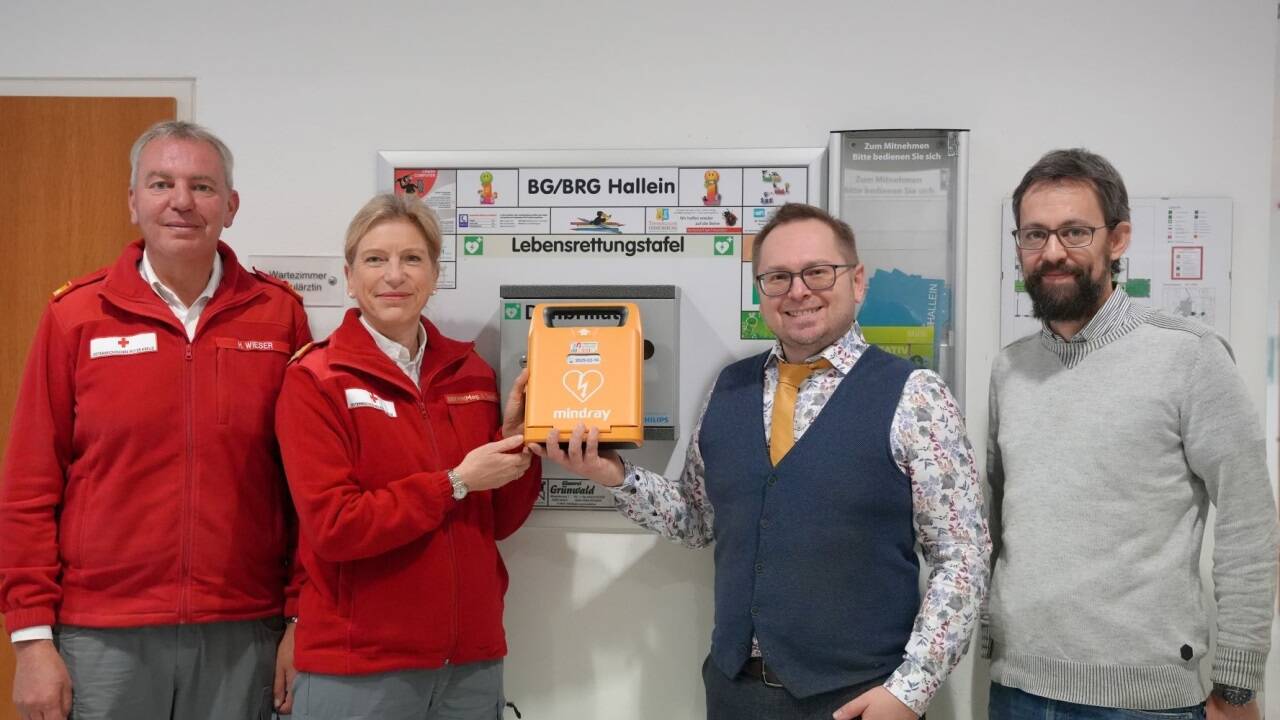 Der 1000. Rotkreuz-Defi wurde im BG/BRG Hallein installiert (v. l.): Herbert Wieser und Sabine Tischler (RK Salzburg) mit Direktor Johannes Bitzinger und Administrator Franz Eichbauer.   Der 1000. Rotkreuz-Defi wurde im BG/BRG Hallein installiert (v. l.): Herbert Wieser und Sabine Tischler (RK Salzburg) mit Direktor Johannes Bitzinger und Administrator Franz Eichbauer.