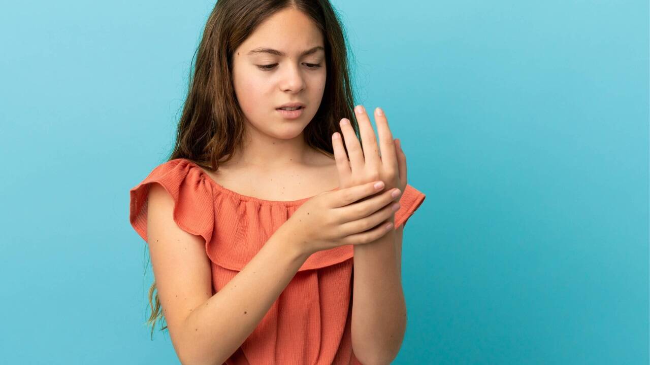 Während die Arthrose eine verschleißbedingte Erkrankung ist, die eher im höheren Alter auftritt, handelt es sich bei der Arthritis um mit dem Immunsystem verbundene Entzündungen, die hauptsächlich bei jüngeren Menschen auftreten.  
