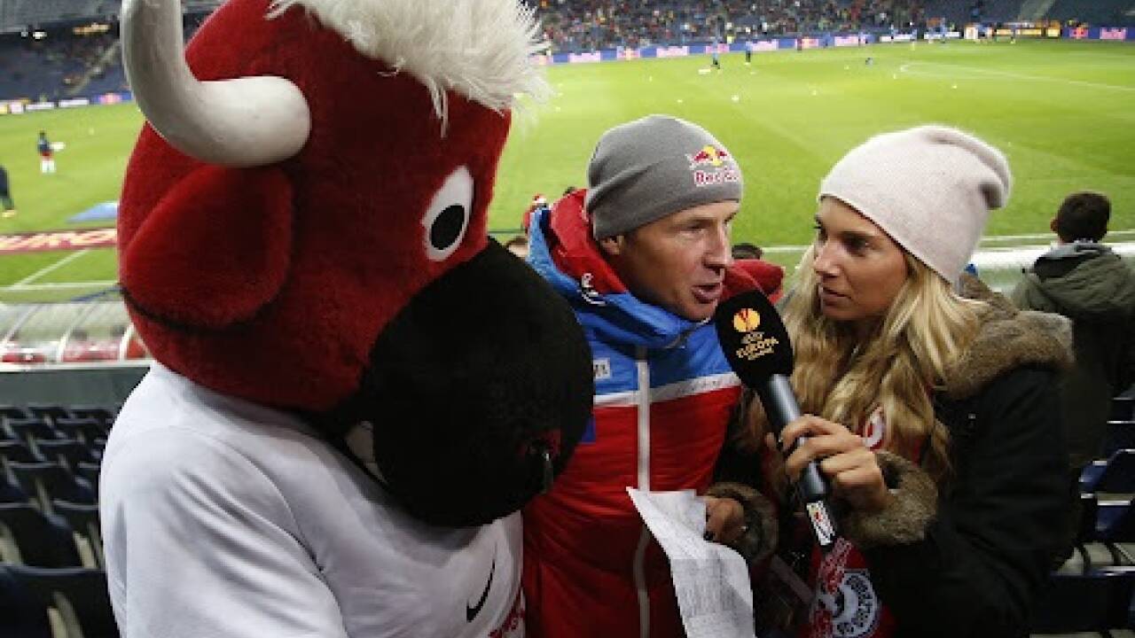 Karin Teigl, die damals noch Kaswurm hieß, war in ihren 20ern Co-Stadionsprecherin in der Bullenarena (hier beim Interview mit Sprunglegende Andi Goldberger) und arbeitete im Eventmanagement des Hangar-7. 