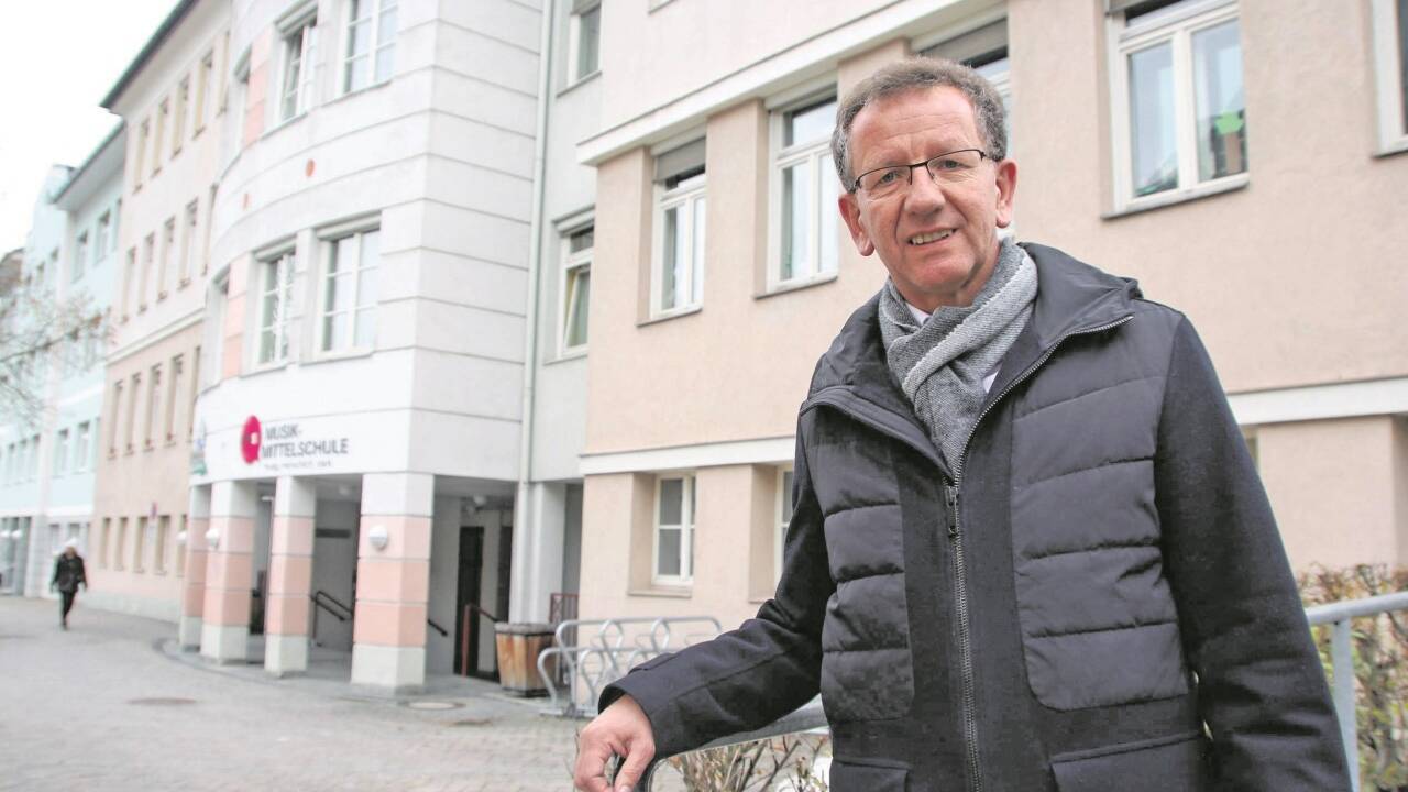 Das auch von den Vereinen sehnlichst erwartete neue Schulzentrum wird doch nicht gebaut. In absehbarer Zeit beginnt die Renovierung des Altbestandes: Bgm. Andreas Wimmreuter vor dem Schulgebäude in Zell am See. Bild: anton kaindl 