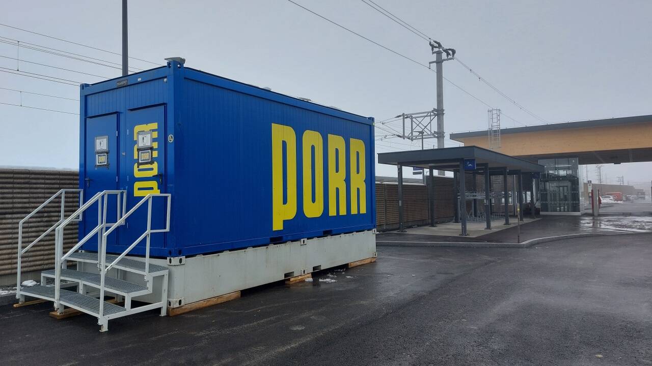 Der stille Ort für dringende Bedürfnisse: Ein Container im Bahnhof in Maishofen. Der stille Ort für dringende Bedürfnisse: Ein Container im Bahnhof in Maishofen.