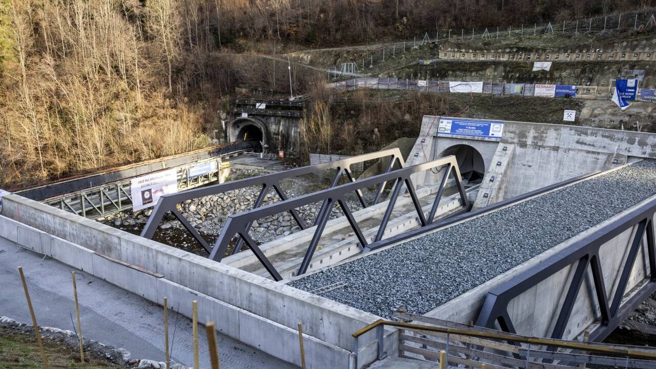 Das Nordportal beim Baulos Sillschlucht nahe Innsbruck ist fertiggestellt. Um eine getrennte Belüftung beider Tunnelröhren zu gewährleisten, wird die westliche Fachwerkbrücke (rechts) geschlossen ausgeführt. Bei einer Brandrauchentwicklung im Tunnel kann somit verhindert werden, dass dieser am Portal in die Nachbarröhre einziehen kann.  