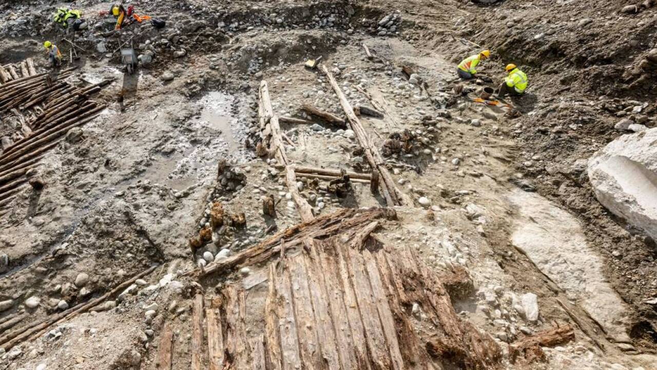 Ein Arbeiter blickt auf den riesigen Bohrkopf der Tunnelbohrmaschine Lilia, die seit Frühjahr 2023 für den Brennerbasistunnel (BBT) beim Baulos H41 Sillschlucht-Pfons auf österreichischer Seite eingesetzt wird. 