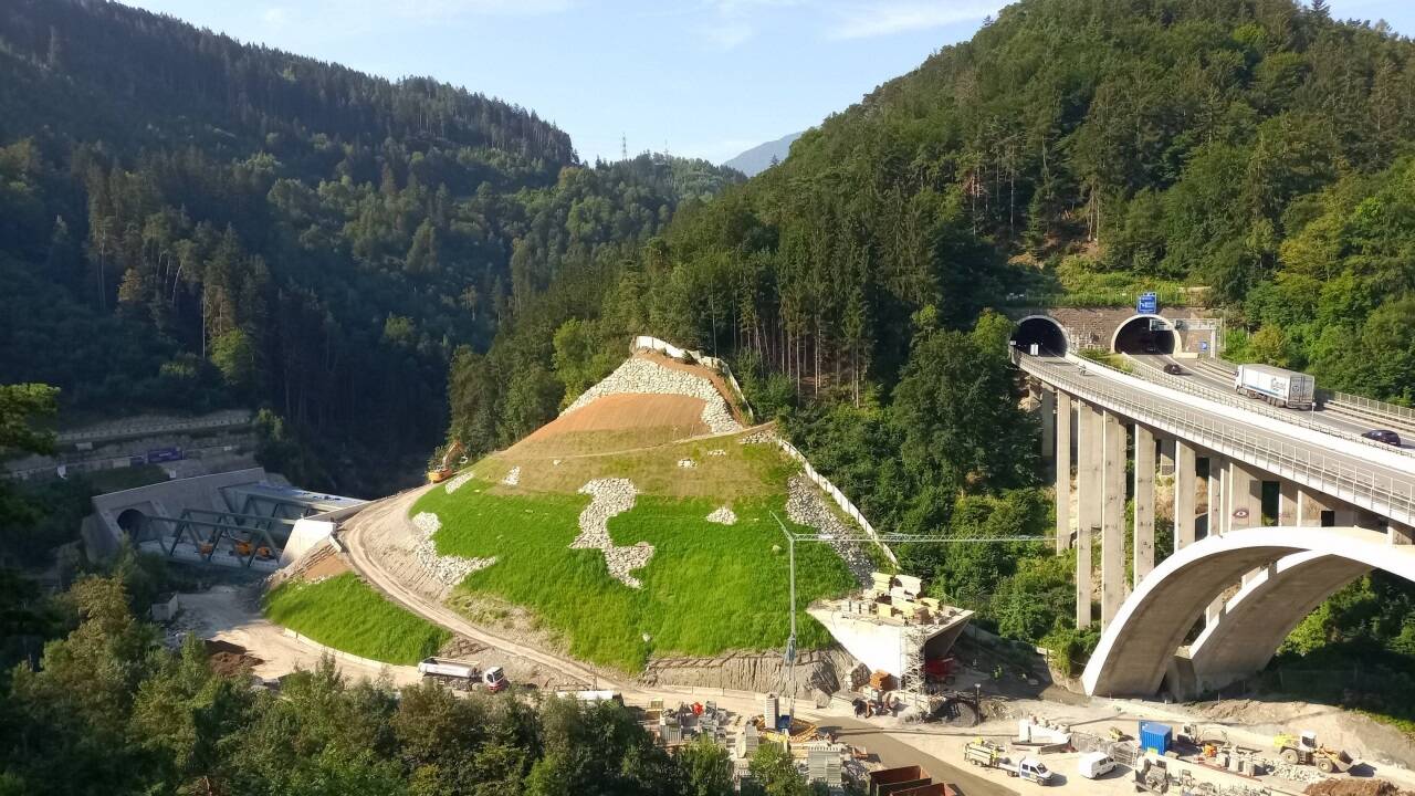 Die Wiederbegrünung nach der Verbauung in der Sillschlucht, rechts die Brennerautobahn. 